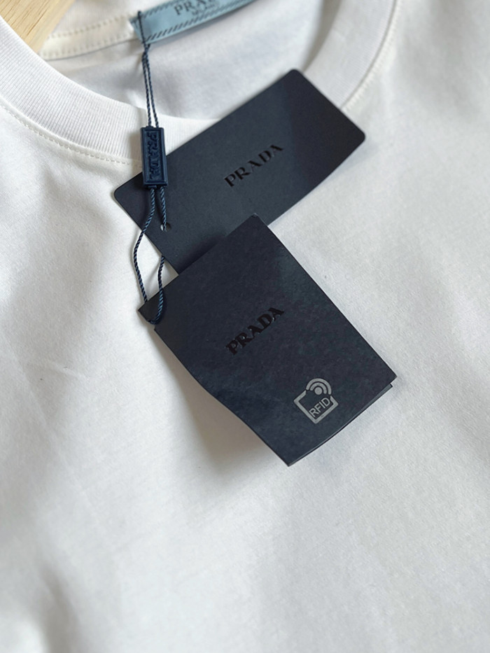 入手困難 プラダ 偽物通販 のロゴアルファベットプリントラウンドネック半袖Tシャツメンズ
