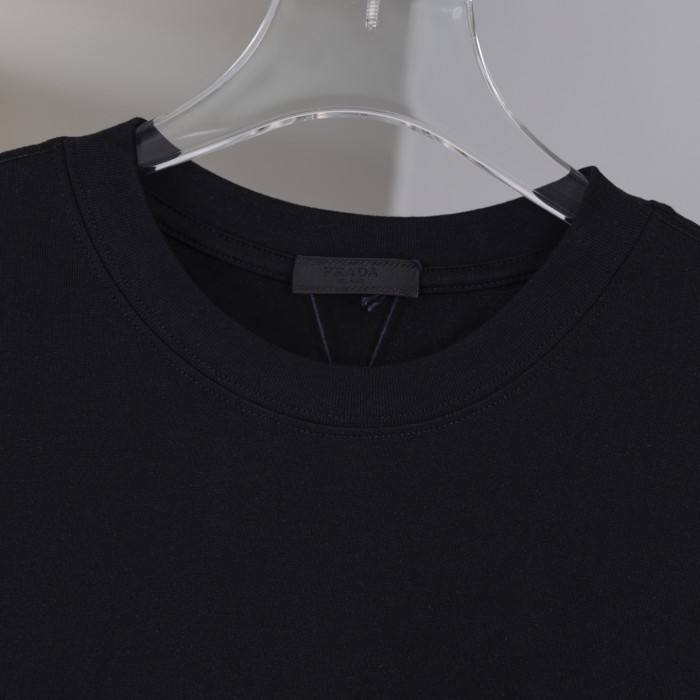 超奇跡の入荷☆ プラダ コピーのゴールドエナメル三角ロゴコットン半袖Tシャツ