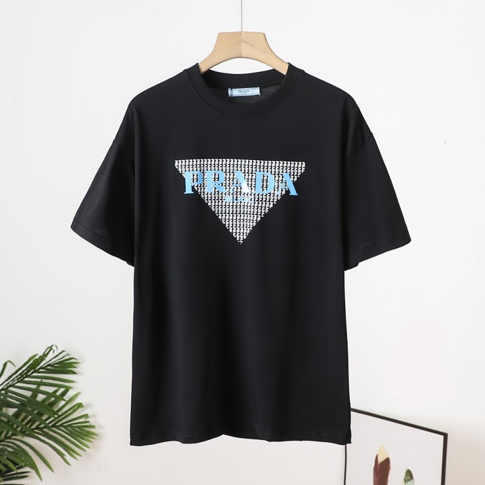 【話題商品！】プラダ 激安通販 の丸首半袖ゆったりTシャツ2色