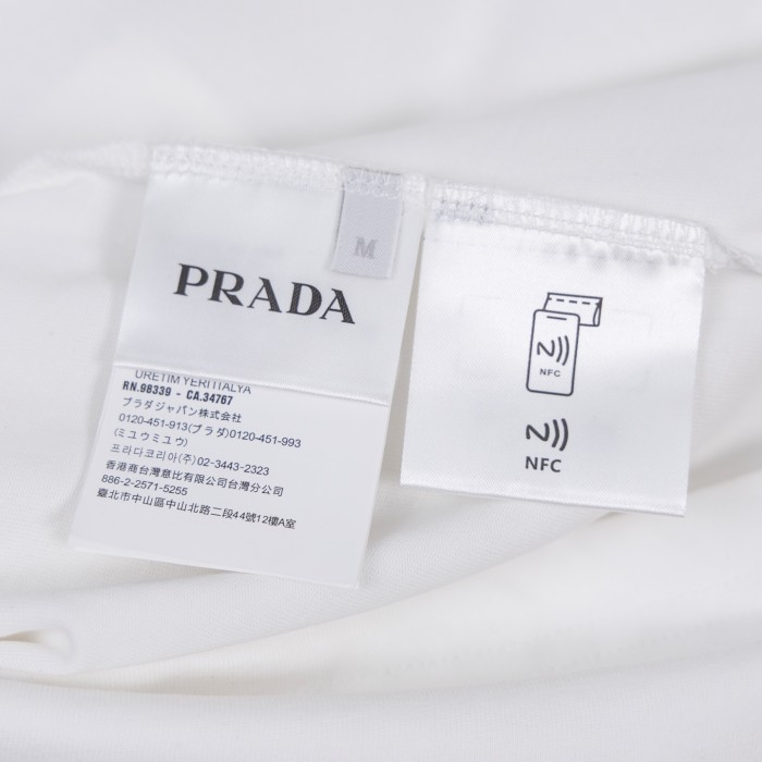 新作 プラダ 激安通販 のゴールドエナメル三角ロゴコットン半袖Tシャツ
