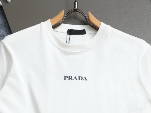 【話題商品！】プラダ コピーおすすめ の丸首半袖Tシャツ