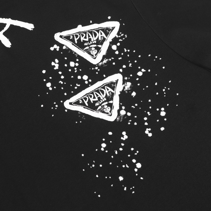 一目惚れ♪ プラダ 偽物通販 の落書きアルファベットロゴプリント半袖Tシャツ