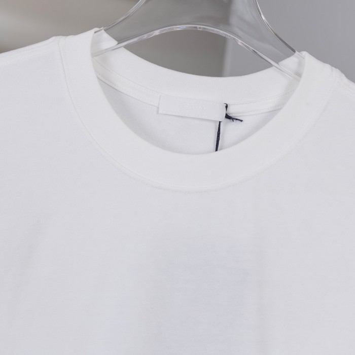 新作 プラダ 激安通販 のゴールドエナメル三角ロゴコットン半袖Tシャツ