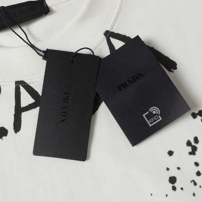 入手困難 プラダ 激安通販 の落書きアルファベットロゴプリント半袖Tシャツ