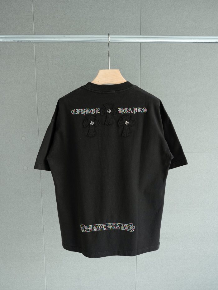 超話題! クロムハーツ コピーおすすめ の襟元サンスクリット十字架刺繍ラウンドネック半袖Tシャツ2色