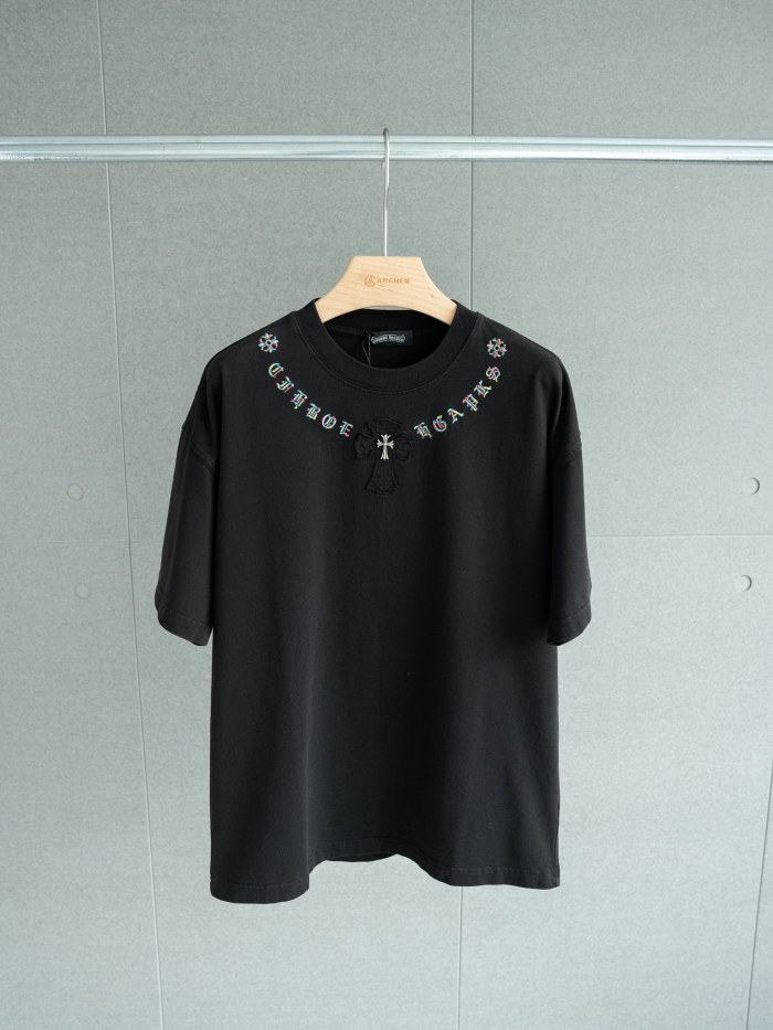 超話題! クロムハーツ コピーおすすめ の襟元サンスクリット十字架刺繍ラウンドネック半袖Tシャツ2色