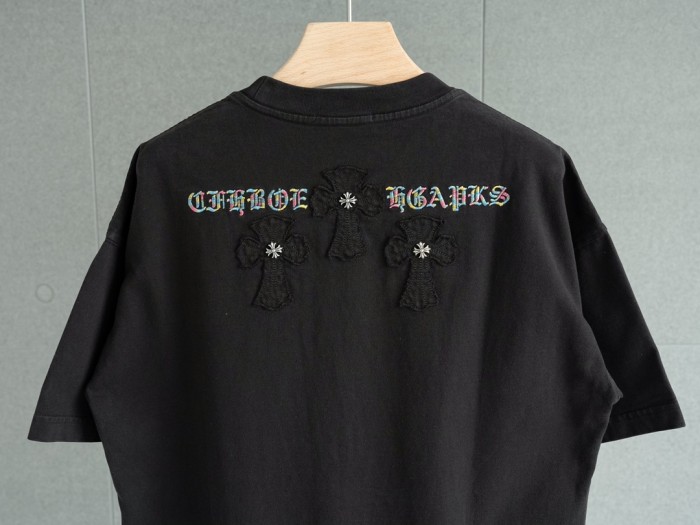 超話題! クロムハーツ コピーおすすめ の襟元サンスクリット十字架刺繍ラウンドネック半袖Tシャツ2色