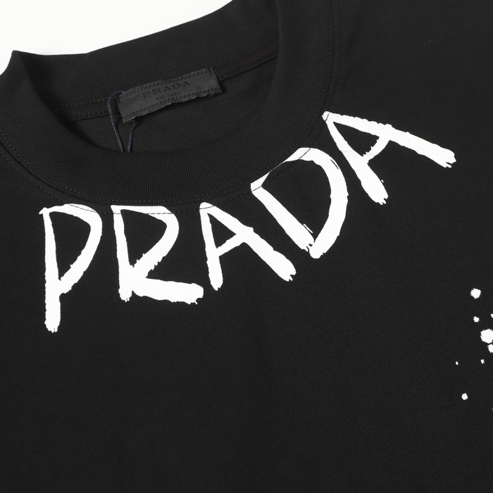 一目惚れ♪ プラダ 偽物通販 の落書きアルファベットロゴプリント半袖Tシャツ