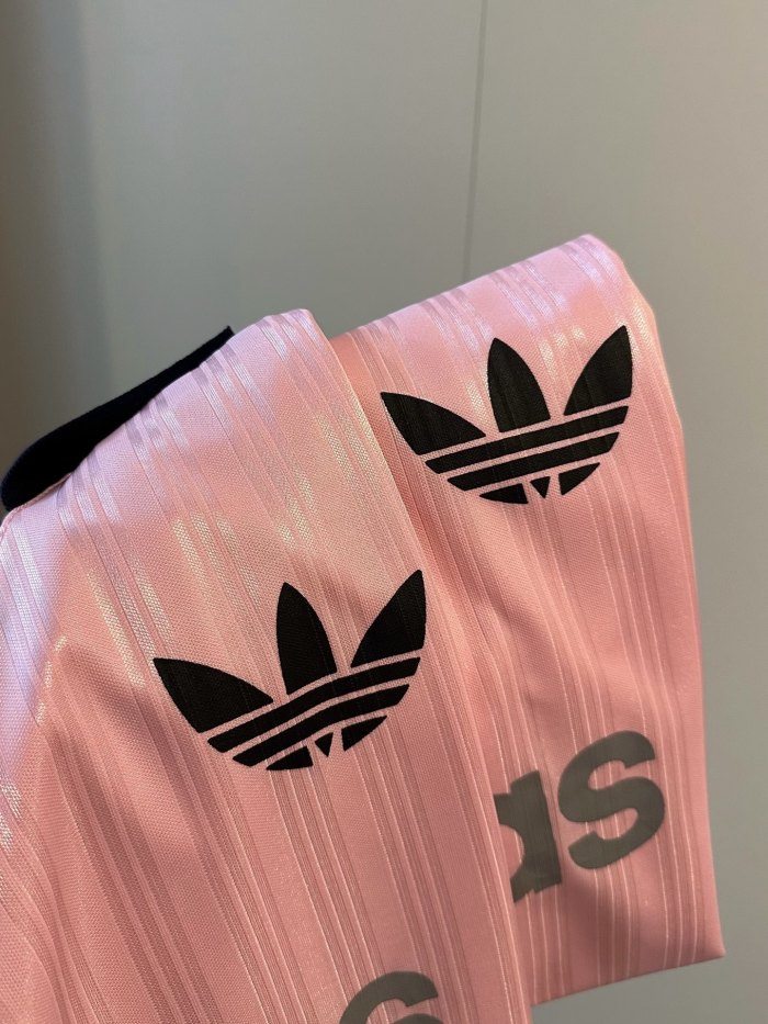 追跡付 アディダス スーパーコピー の開襟シルクのユニホームピンクの半袖Tシャツ