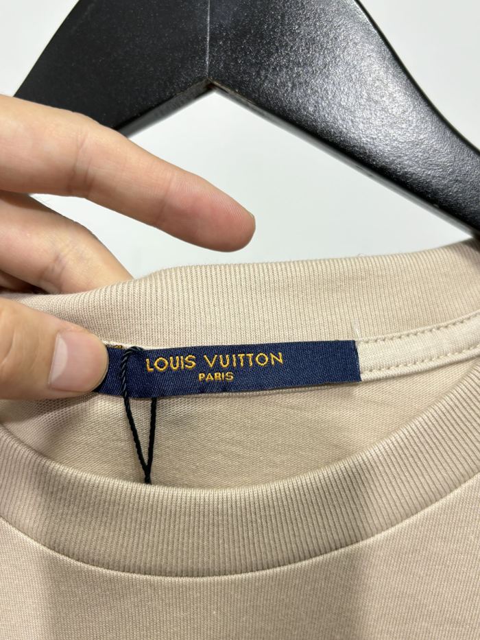 累積売上総額第１位！ ルイヴィトン n級品 2025 SS LVマップドリルアルファベット半袖Tシャツ