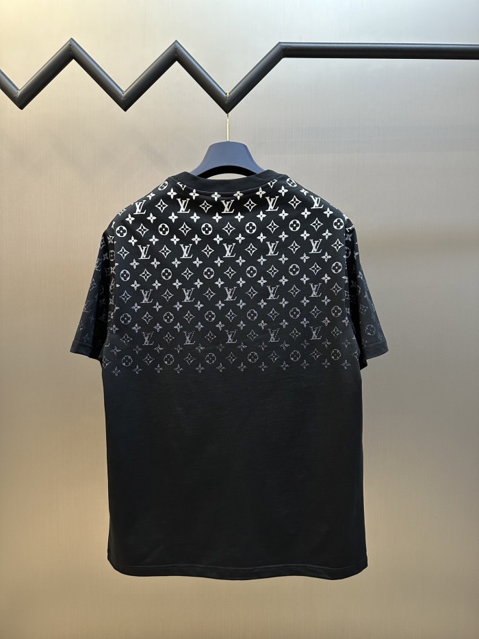 累積売上総額第１位！ ルイヴィトン 激安偽物 2025 SS Lv グラデーション老花Tシャツ