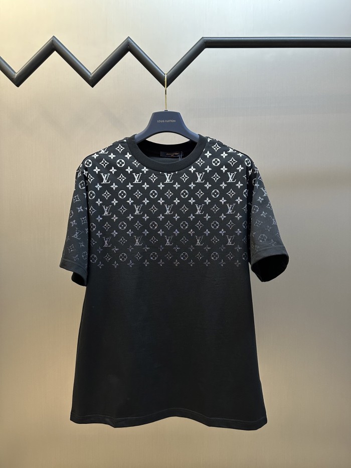 累積売上総額第１位！ ルイヴィトン 激安偽物 2025 SS Lv グラデーション老花Tシャツ