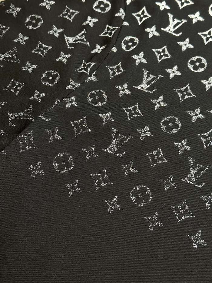 累積売上総額第１位！ ルイヴィトン 激安偽物 2025 SS Lv グラデーション老花Tシャツ