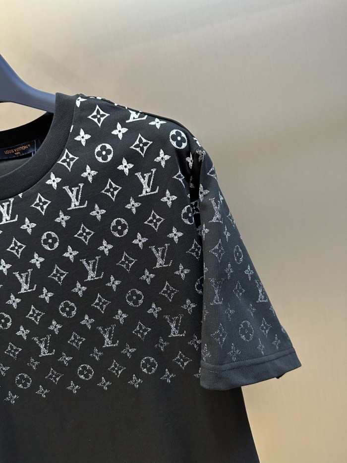 累積売上総額第１位！ ルイヴィトン 激安偽物 2025 SS Lv グラデーション老花Tシャツ
