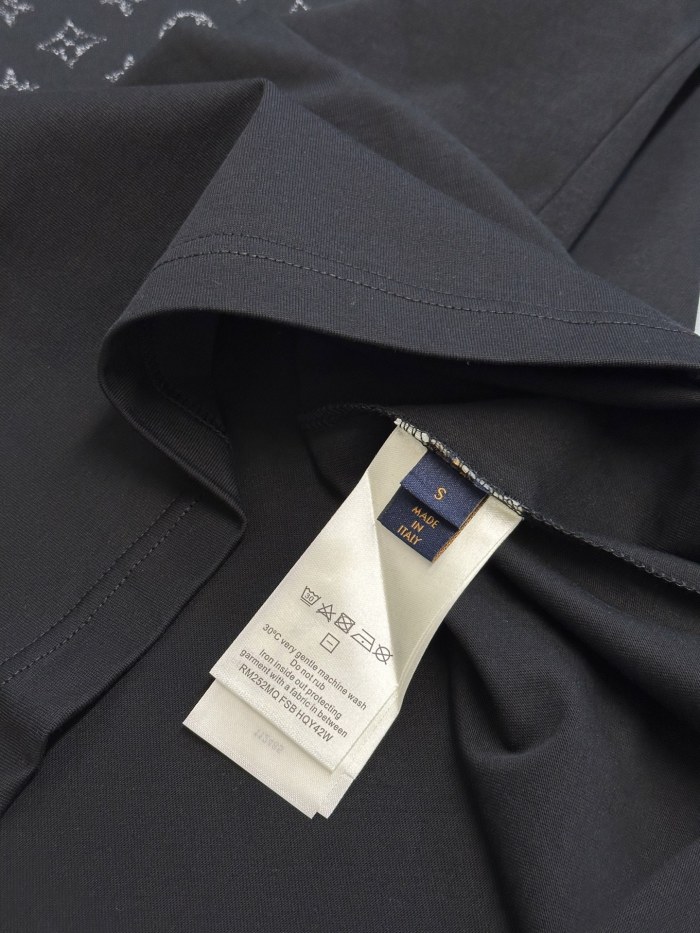 累積売上総額第１位！ ルイヴィトン 激安偽物 2025 SS Lv グラデーション老花Tシャツ
