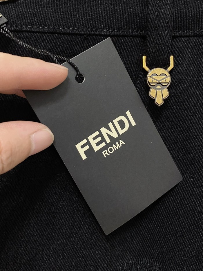 超奇跡の入荷☆ フェンディ コピーおすすめ のデニムパンツ