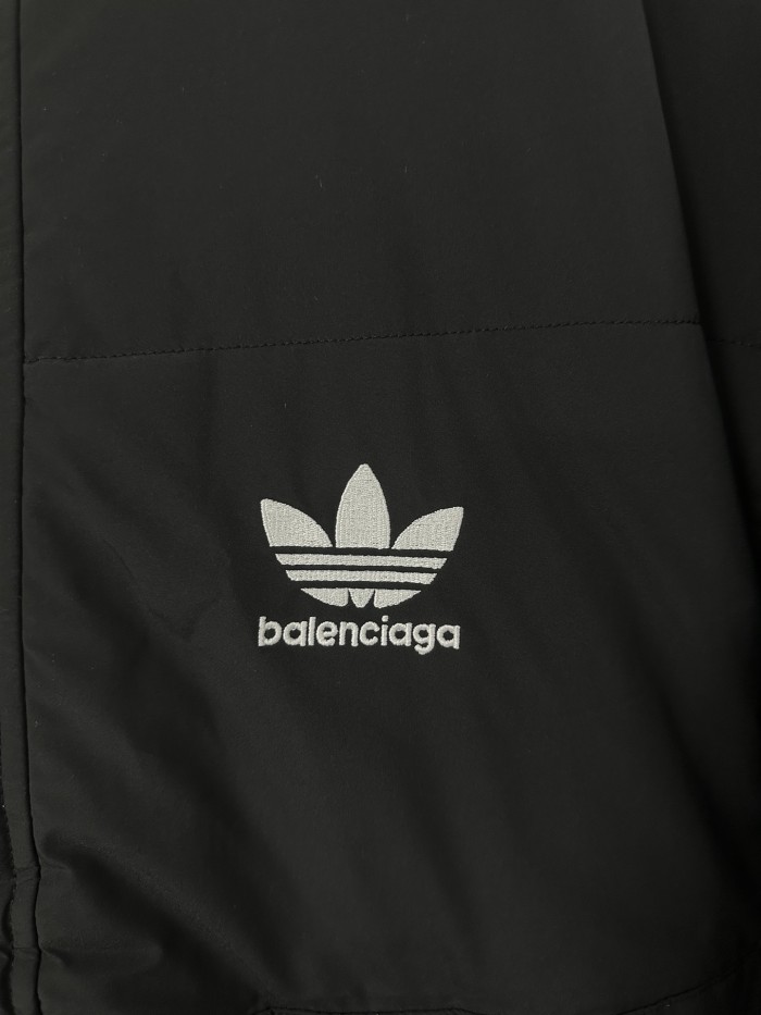 追跡付 バレンシアガ 偽物通販 の x adidas originalsストライプロゴ柄刺繍カジュアルダウンジャケット