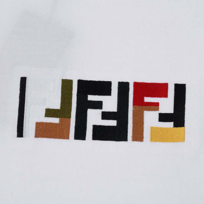 超奇跡の入荷☆ フェンディ n級品 のダブルF刺繍ロゴラウンドネック半袖Tシャツ