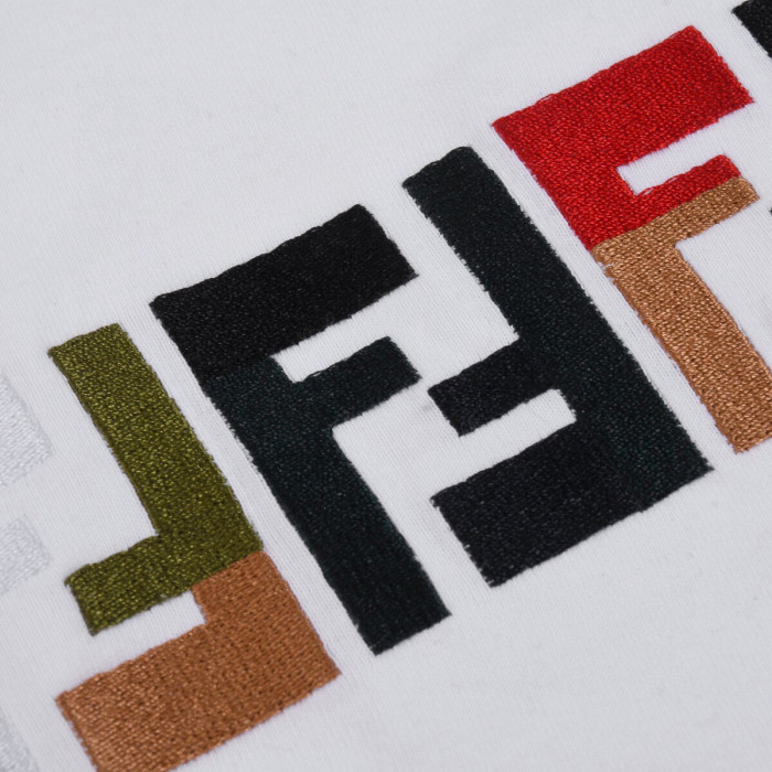 超奇跡の入荷☆ フェンディ n級品 のダブルF刺繍ロゴラウンドネック半袖Tシャツ
