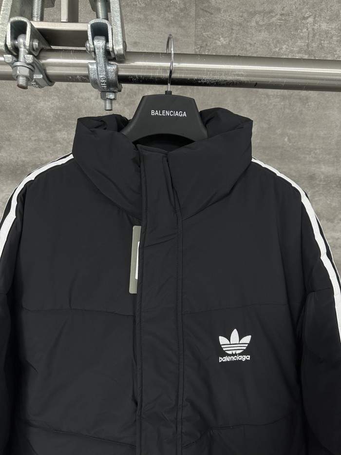 追跡付 バレンシアガ 偽物通販 の x adidas originalsストライプロゴ柄刺繍カジュアルダウンジャケット
