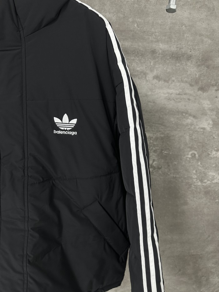 追跡付 バレンシアガ 偽物通販 の x adidas originalsストライプロゴ柄刺繍カジュアルダウンジャケット