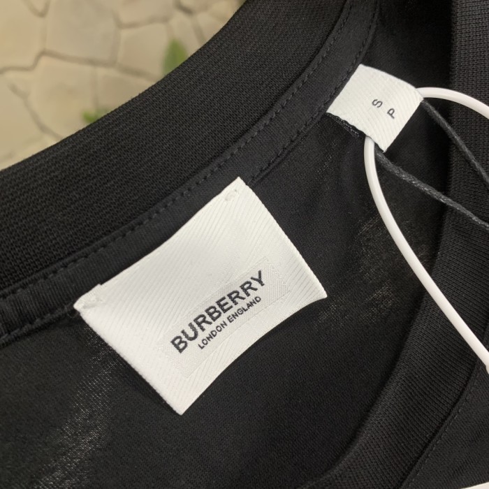 追跡付 バーバリー 激安偽物 のアルファベットプリントラウンドネックストレート半袖肩落とし袖Tシャツ