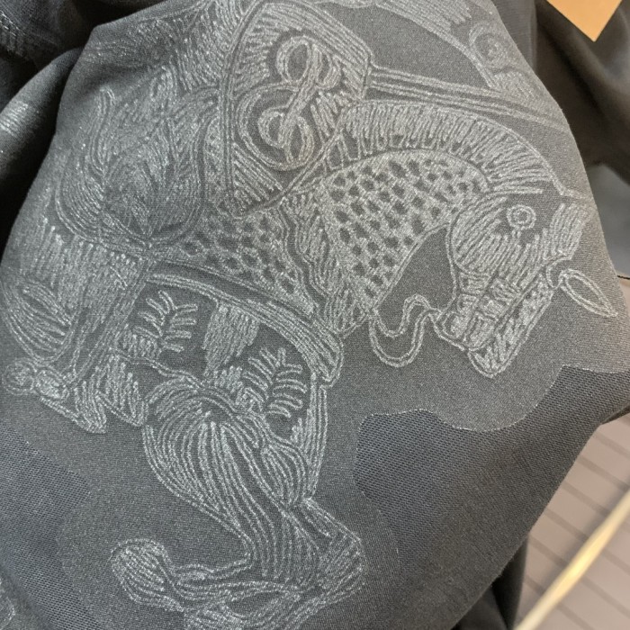 【話題商品！】 バーバリー n級品 の馬術騎士刺繍半袖Tシャツ黒