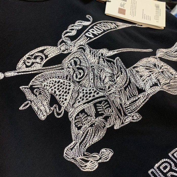 【話題商品！】 バーバリー n級品 の馬術騎士刺繍半袖Tシャツ黒