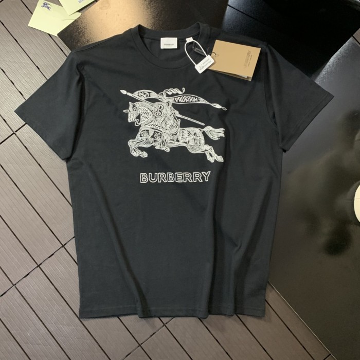 【話題商品！】 バーバリー n級品 の馬術騎士刺繍半袖Tシャツ黒