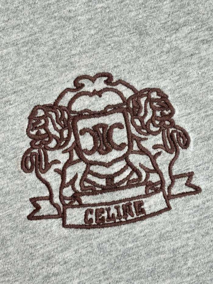 累積売上総額第１位！ セリーヌ コピー の丸首エンブレム刺繍半袖Tシャツ