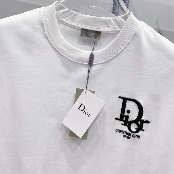 累積売上総額第１位！ディオール スーパーコピー の前後に刺繍の新型Tシャツ