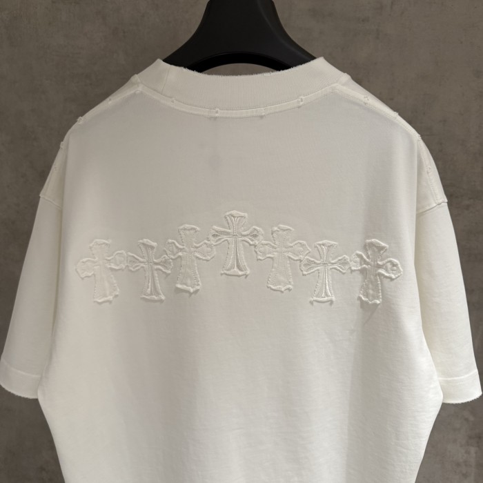 稀少 クロムハーツ スーパーコピー の布を貼ってTシャツを刺繍する