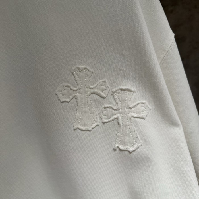 稀少 クロムハーツ スーパーコピー の布を貼ってTシャツを刺繍する