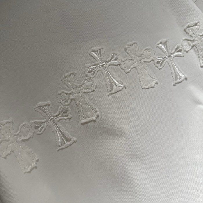 稀少 クロムハーツ スーパーコピー の布を貼ってTシャツを刺繍する