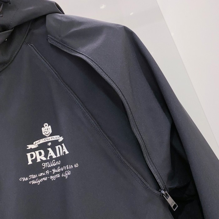 累積売上総額第１位！プラダ n級品 の2025 FW早秋の新ロゴポンチョコート