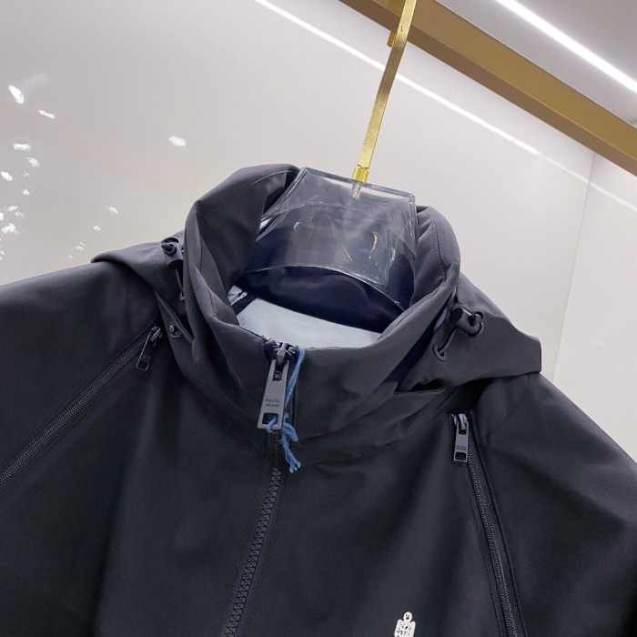 累積売上総額第１位！プラダ n級品 の2025 FW早秋の新ロゴポンチョコート