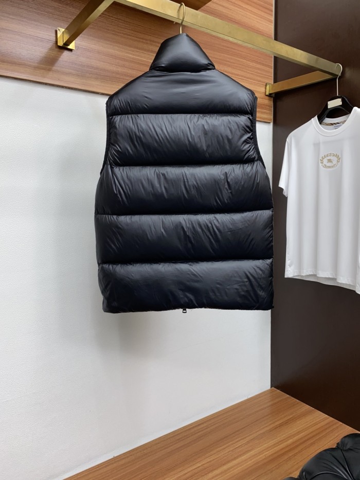 超奇跡の入荷☆ モンクレール 激安偽物 秋冬の新型ダウンベスト