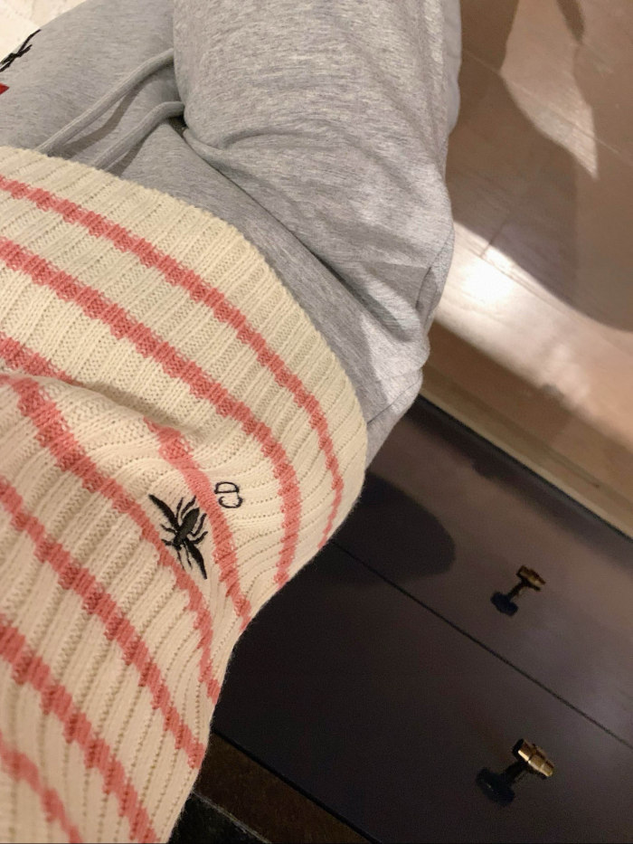 入手困難 ディオール 偽物通販 の2025SS秋冬ミツバチ刺繍ストライプ丸首長袖ニットセーターにストール
