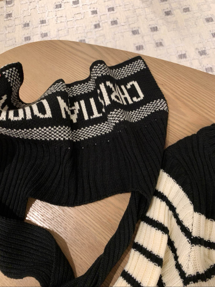 一目惚れ♪ ディオール コピーおすすめ の2025SS秋冬ミツバチ刺繍ストライプ丸首長袖ニットセーターにストール