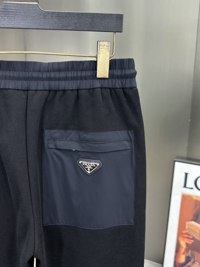 日本未入荷 プラダ 激安偽物 の2025SS秋冬スエードパンツ