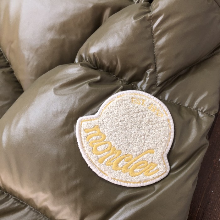 大人気 モンクレール コピーおすすめ の秋冬カップル用の短いダウンジャケット