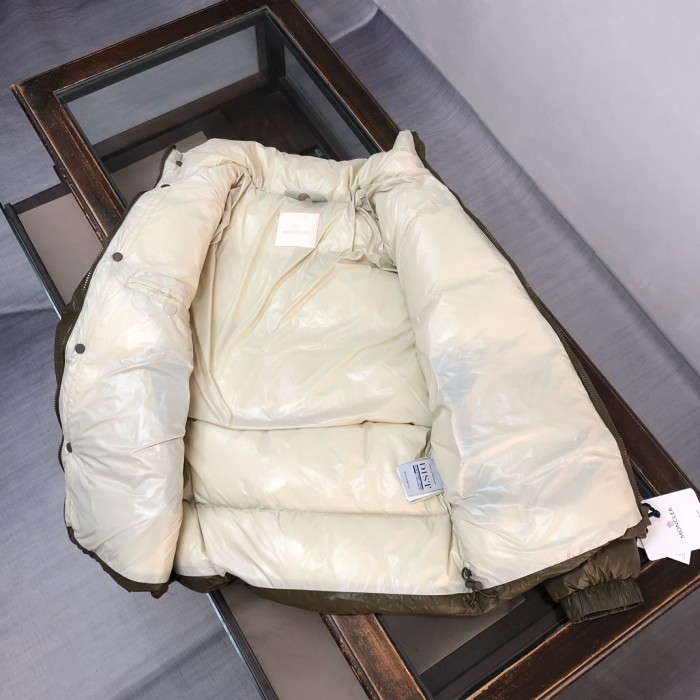 大人気 モンクレール コピーおすすめ の秋冬カップル用の短いダウンジャケット