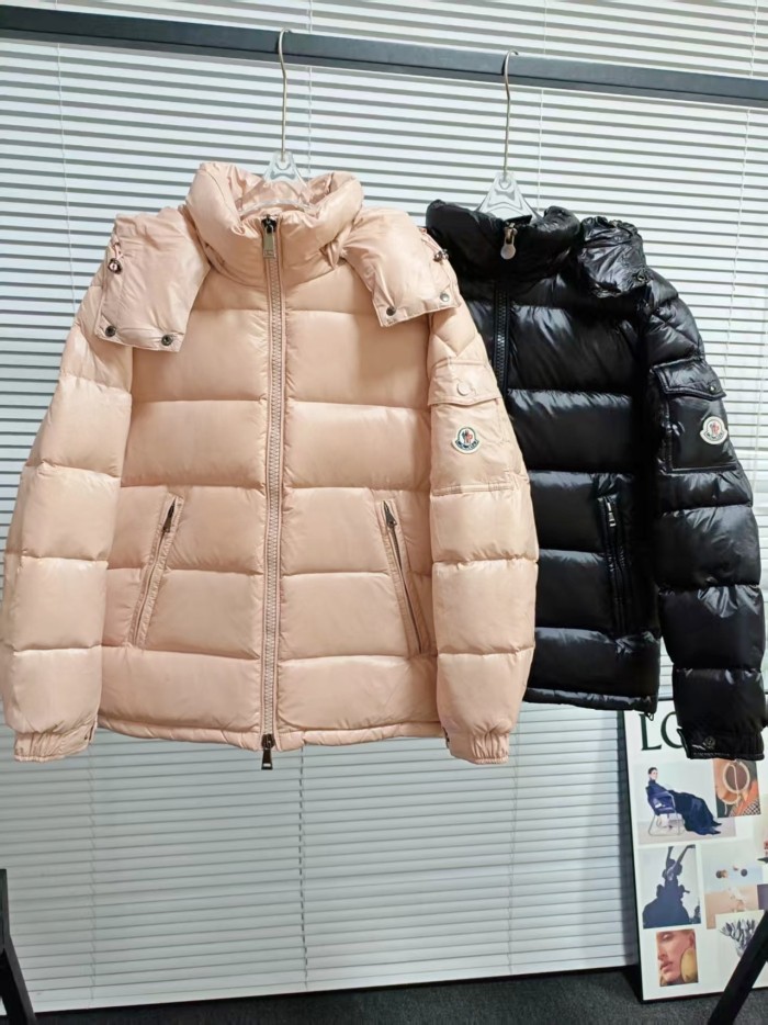 日本未入荷 モンクレール コピーおすすめ の白貝母亮面エナメルダウンジャケット