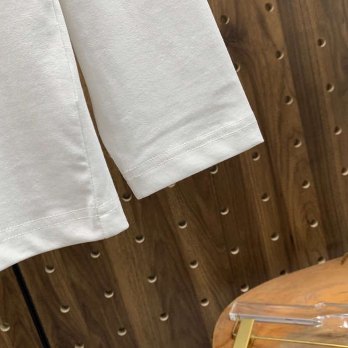 日本未入荷 バレンシアガ 激安偽物 の2026SS丸首長袖ベースレイヤードTシャツ ネット