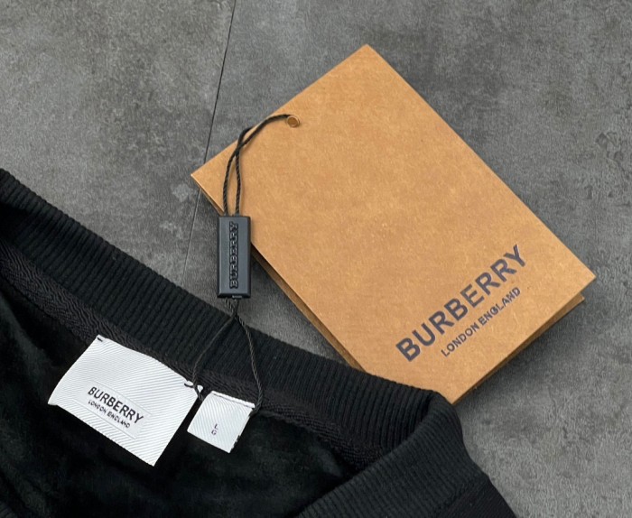【限定】 バーバリー コピーおすすめ の2026SSデジタルスプレーエンボスラウンドネックにスエードの衛衣