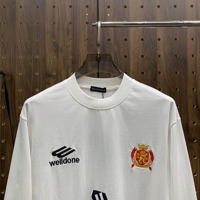 日本未入荷 バレンシアガ 激安偽物 の2026SS丸首長袖ベースレイヤードTシャツ ネット