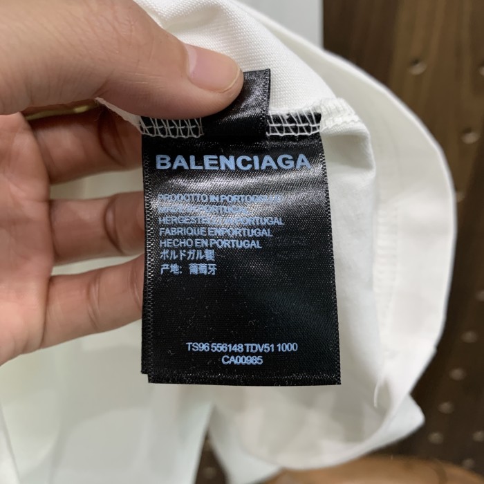 日本未入荷 バレンシアガ 激安偽物 の2026SS丸首長袖ベースレイヤードTシャツ ネット