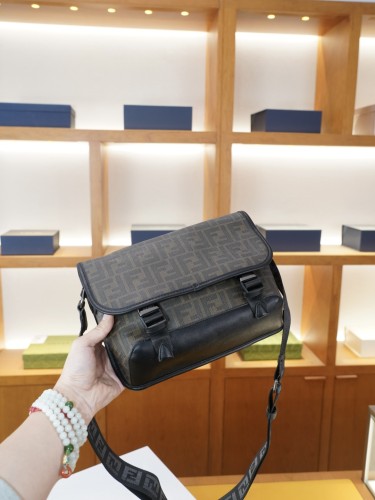 日本未入荷 フェンディ スーパーコピー 2026SSメンズ ショルダーバッグ