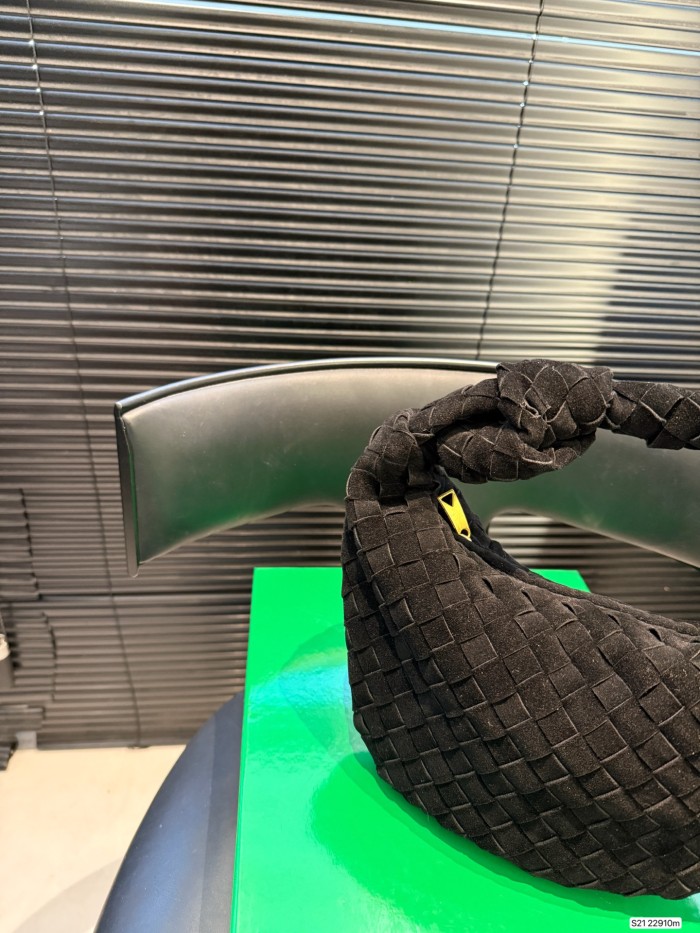 超話題! ボッテガヴェネタ コピーおすすめ 2026SSレディースミルクティーカラー編みミニ餃子バッグ