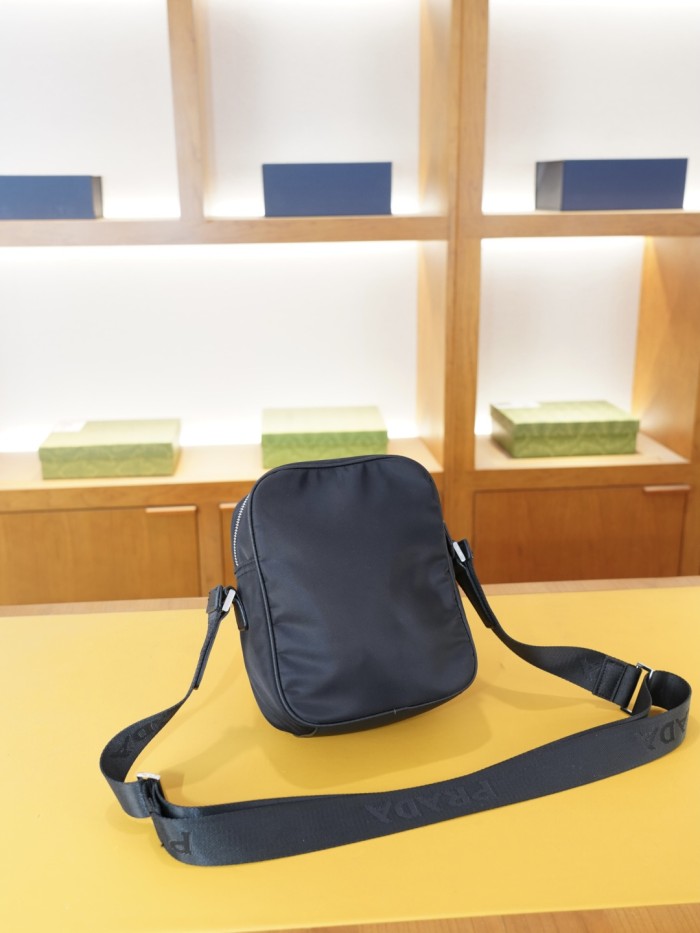 【話題商品！】プラダ コピー 2026SSメンズ ショルダーバッグ